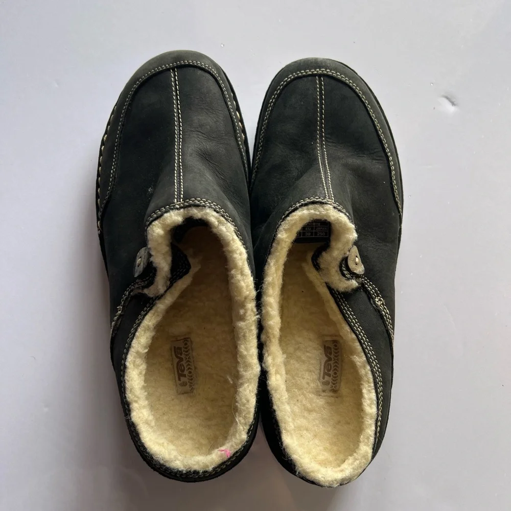 Teva sleek black